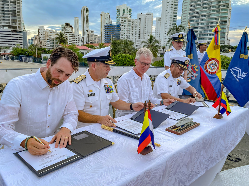 FIRMA ACUERDO. FOTO COTECMAR (1)