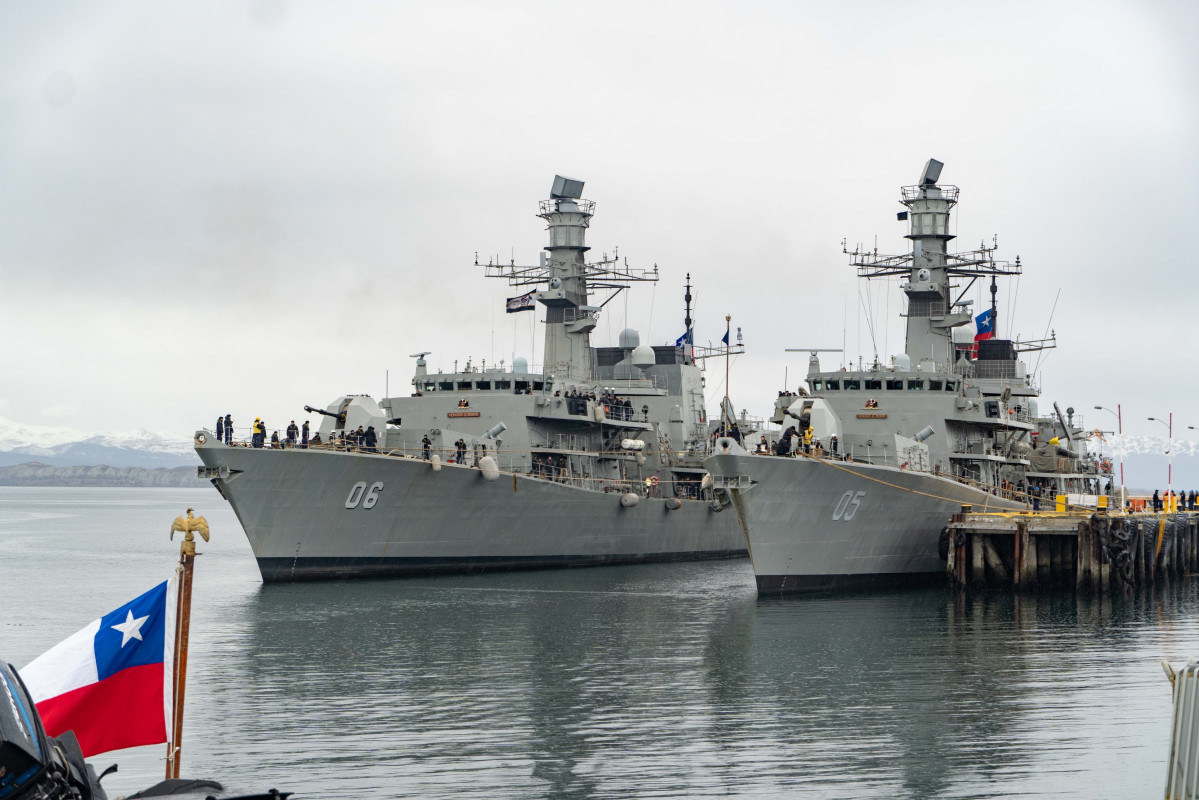 FF 05 Cochrane y FF 06 Condell en Puerto Williams Foto Armada de Chile