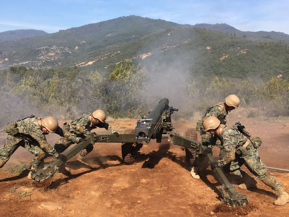 Artilleros efectuando un disparo con un obu00fas M 56 Foto Eju00e9rcito de Chile