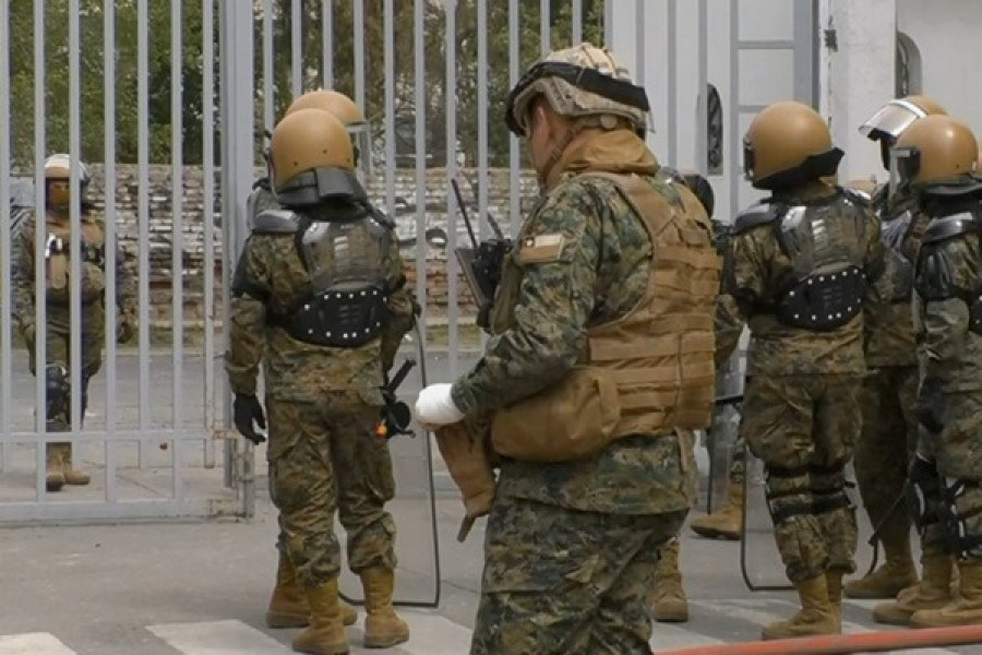 Personal militar custodiando el acceso a las instalaciones de la División de Ingenieros del Ejército de Chile Foto Chicureo Noticias