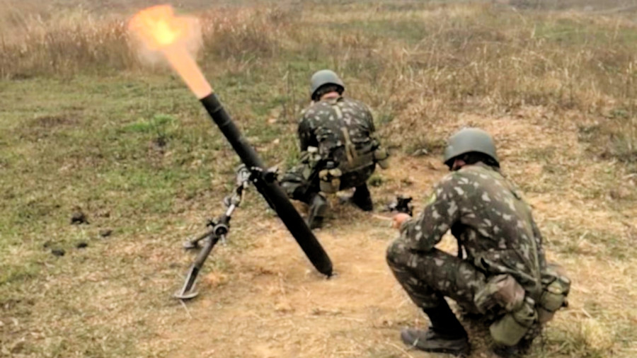 Cadetes da AMAN executam tiro real com morteiro de 81 mm 1