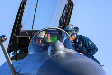Militares chinos en un avión de combate. Foto Fuerza Aérea del Ejército Popular de Liberación