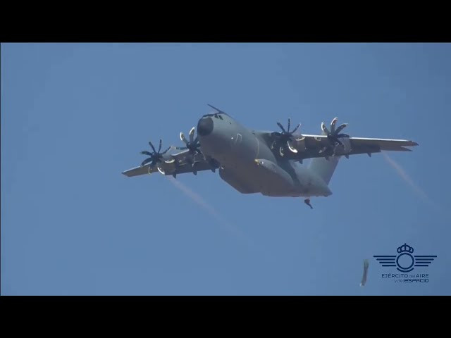 58 paracaidistas saltan de una tacada por la puerta lateral del A400M del Ejército del Aire español