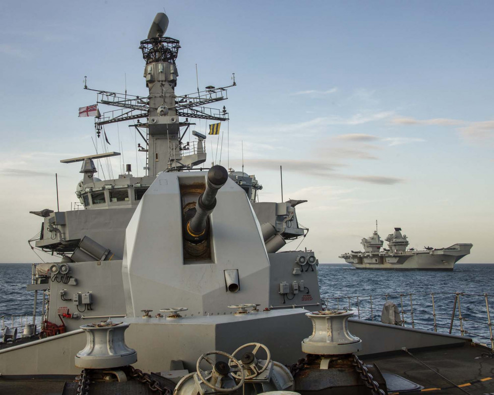 HMS Kent y HMS Queen Elizabeth II Foto Royal Navy