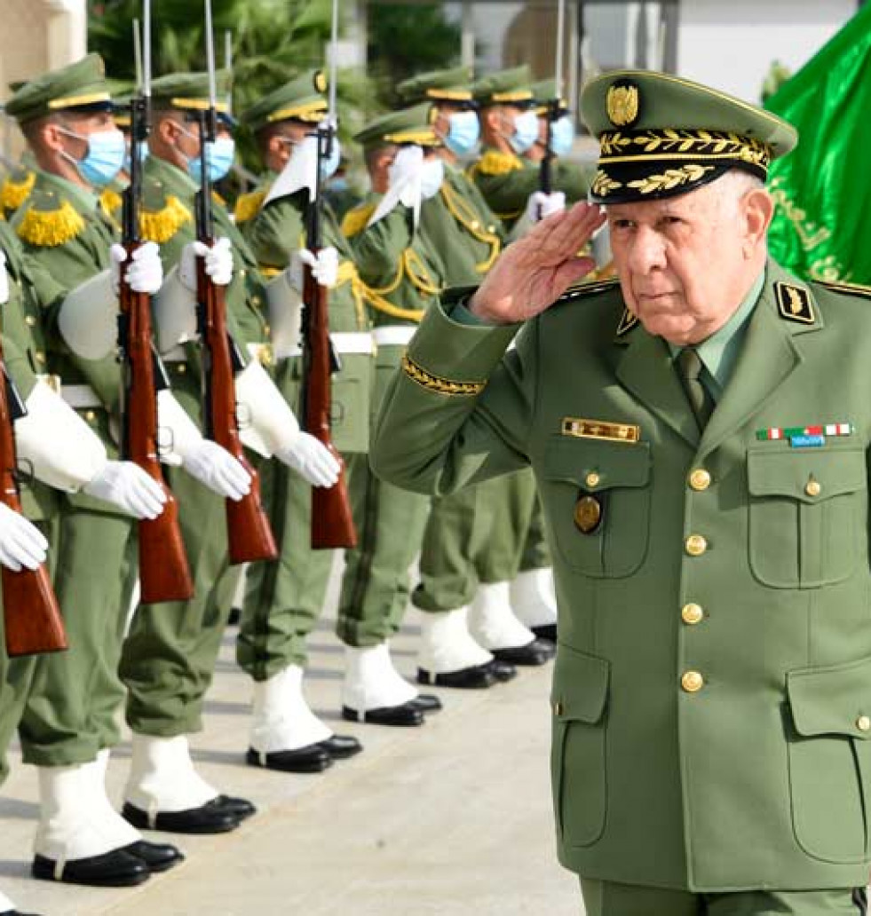 El general Said Chanegriha, jefe del Estado Mayor del Ejército argelino pasando revista a tropas del país. Foto Ministerio de Defensa de Argelia