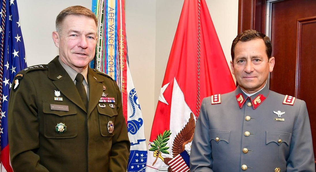 El general Iturriaga y el jefe del Estado Mayor del Eju00e9rcito de Estados Unidos general James Charles McConville Foto Eju00e9rcito de Chile