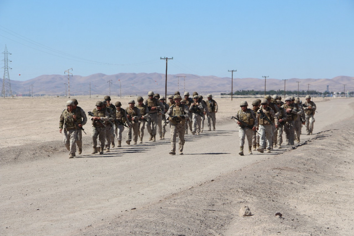 Los efectivos avanzaron por el desierto con su equipo de combate que pesa mu00e1s de 20 kilos Foto Eju00e9rcito de Chile
