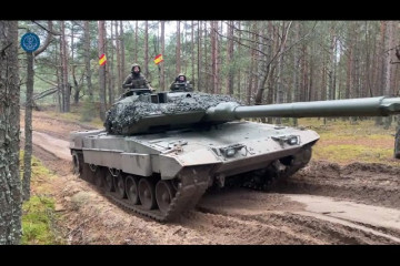 Carros Leopardo y blindados Pizarro españoles en el ejercicio Iron Spear en Letonia