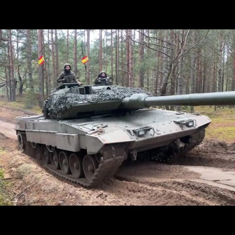 Carros Leopardo y blindados Pizarro españoles en el ejercicio Iron Spear en Letonia