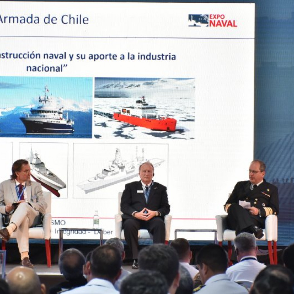 Alain Cursat Jonathan Walton y vicealmirante Pablo Niemann en seminario de Exponaval 2022 Foto Armada de Chile