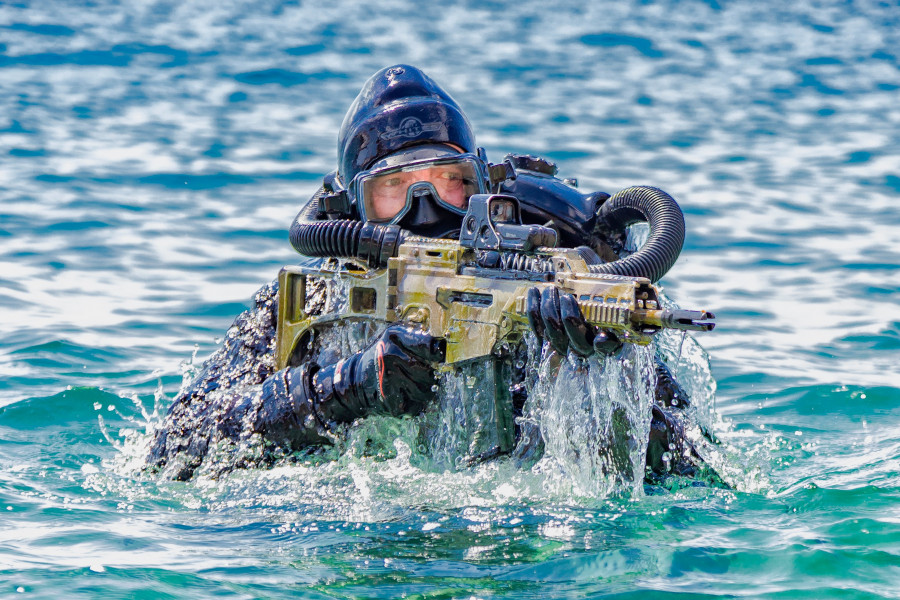 Militar de la fgne con un fusil