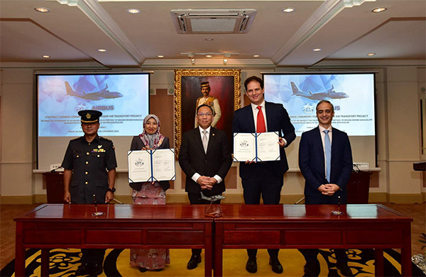 Firma de la compra de dos aviones C295 por parte de Brunei. Ministerio de Defensa de Brunei 01