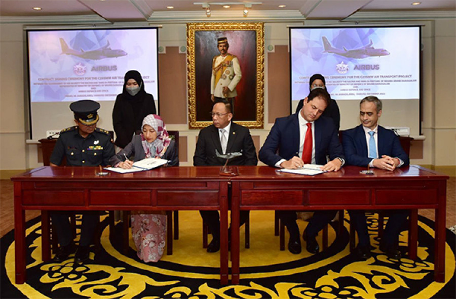 Firma de la compra de dos aviones C295 por parte de Brunei. Ministerio de Defensa de Brunei