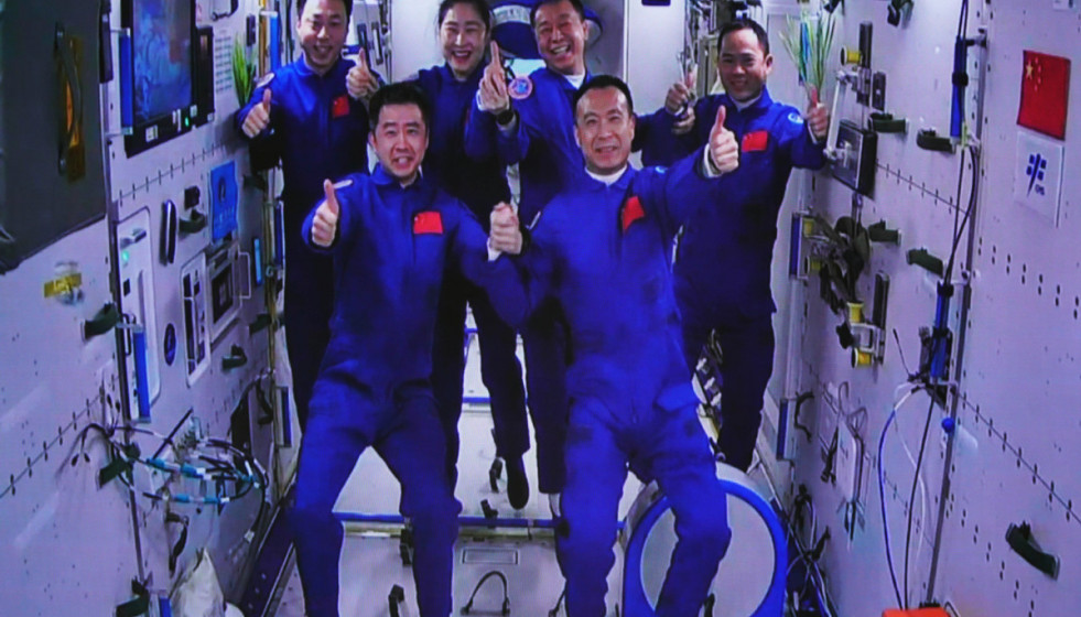 China finaliza el relevo de astronautas de su estación espacial