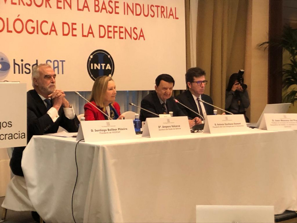 Amparo Valcarce, segundapor la izquierda, en el club dialogos Foto NGP