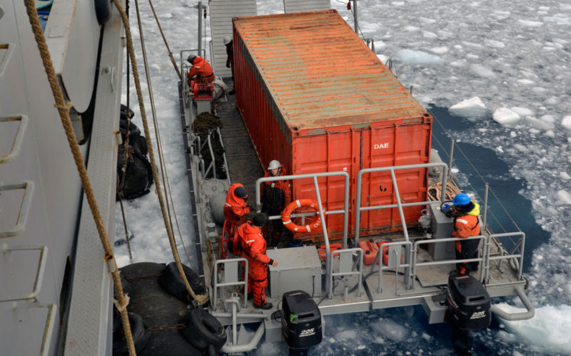 Carga de un contenedor en una barcaza Skua Foto Armada de Chile