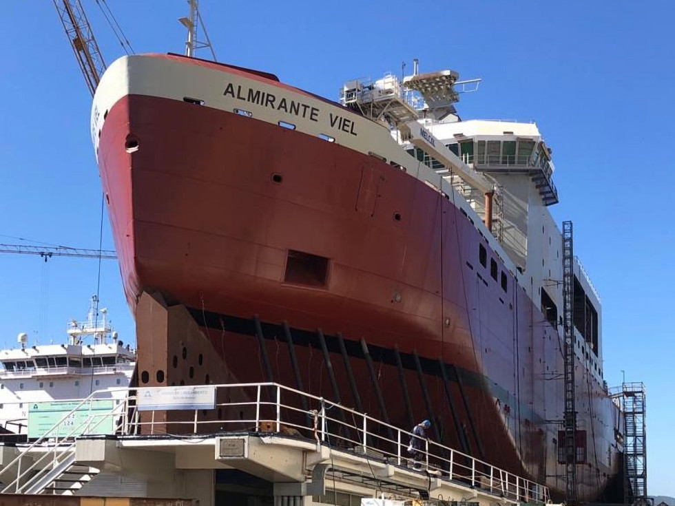 Rompehielos Almirante Viel en la grada de lanzamiento de Asmar Talcahuano Foto Armada de Chile