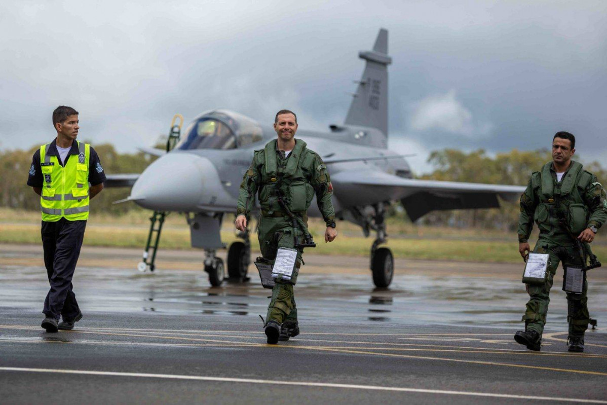 Pilotos operacionais da FAB pousam em Anapolis 1400x933