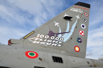 Cola de un avión M 346 decorada con motivo de las 100.000 primeras horas de vuelo del modelo. Foto Leonardo