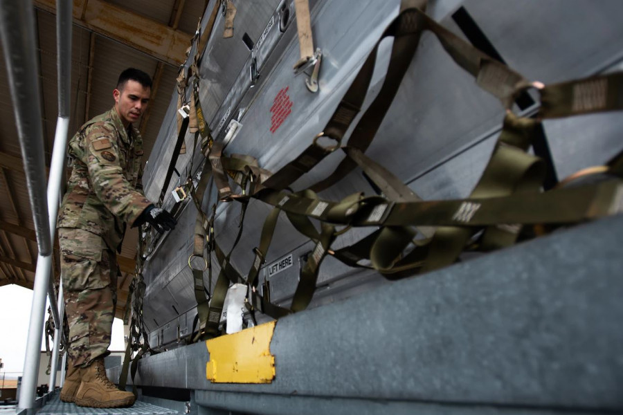 Envío de material militar a Ucrania. Foto  Joseph Morales   USAF