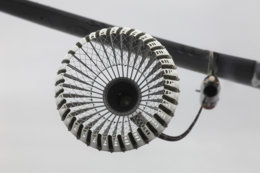Detalle de una manguera de suministro en vuelo a punto de insertarse en la aeronave receptora. Foto EDA