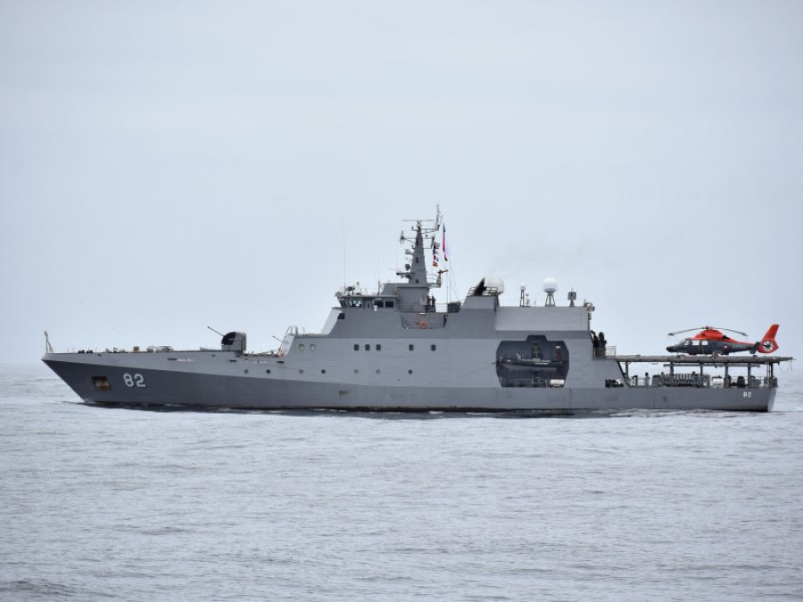 OPV 82 Toro con helicóptero AS365 Dauphin Armada de Chile