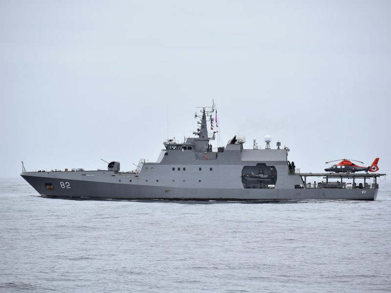 OPV 82 Toro con helicóptero AS365 Dauphin Armada de Chile