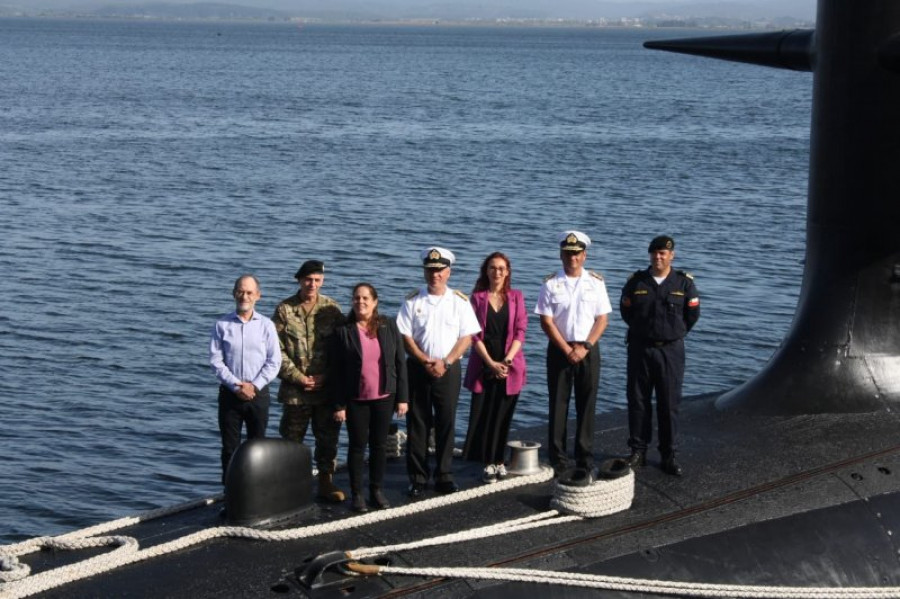 La ministra Maya Fernández a bordo de uno de los dos Scorpene de la Fuerza de Submarinos Foto Armada de Chile