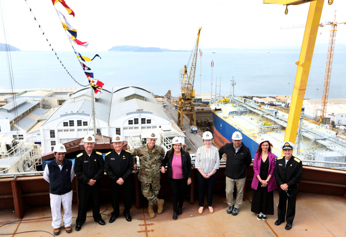 Fernu00e1ndez en su visita al rompehielos Almirante Viel Foto Ministerio de Defensa Nacional de Chile