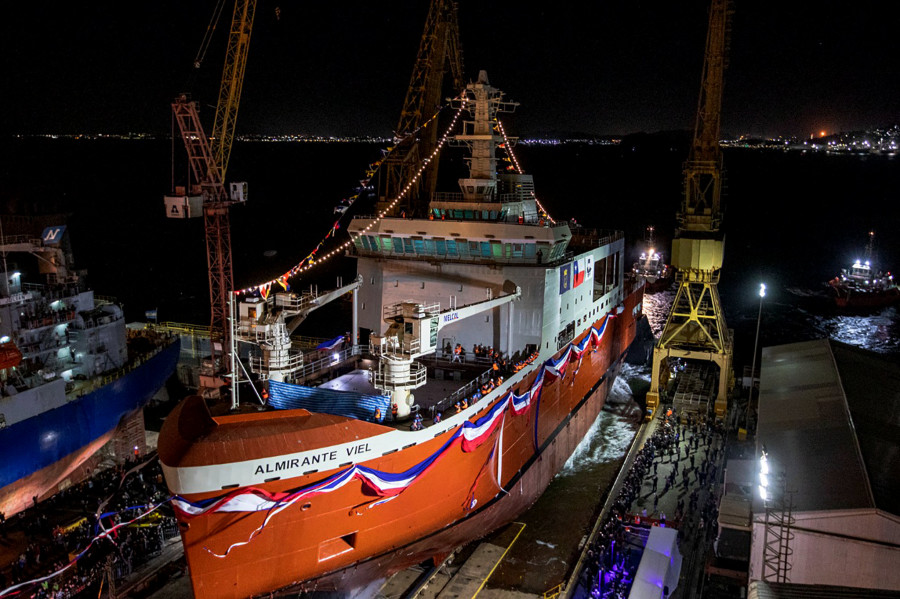 Botadura al mar del rompehielos Almirante Óscar Viel Foto Ministerio de Defensa Nacional de Chile