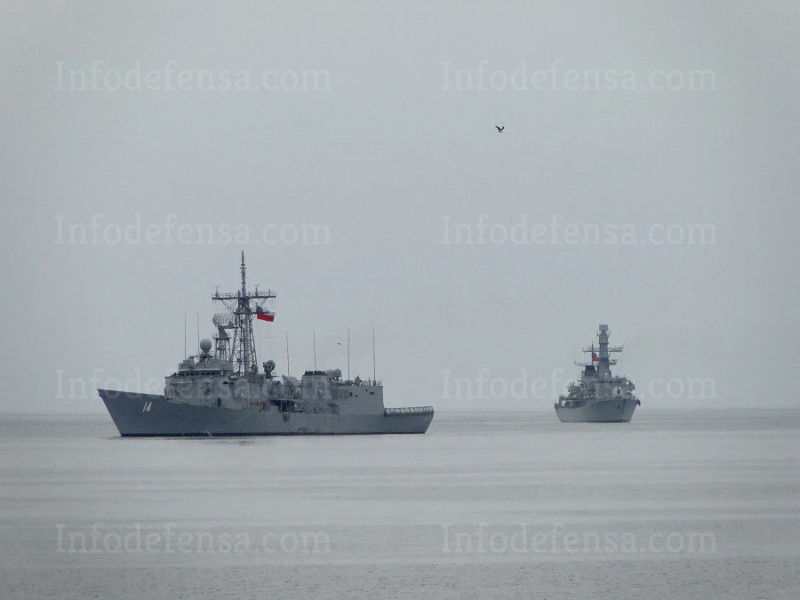 Fragatas de la Escuadra Nacional navegando en la bahía de Valparaíso Foto Nicolás García E