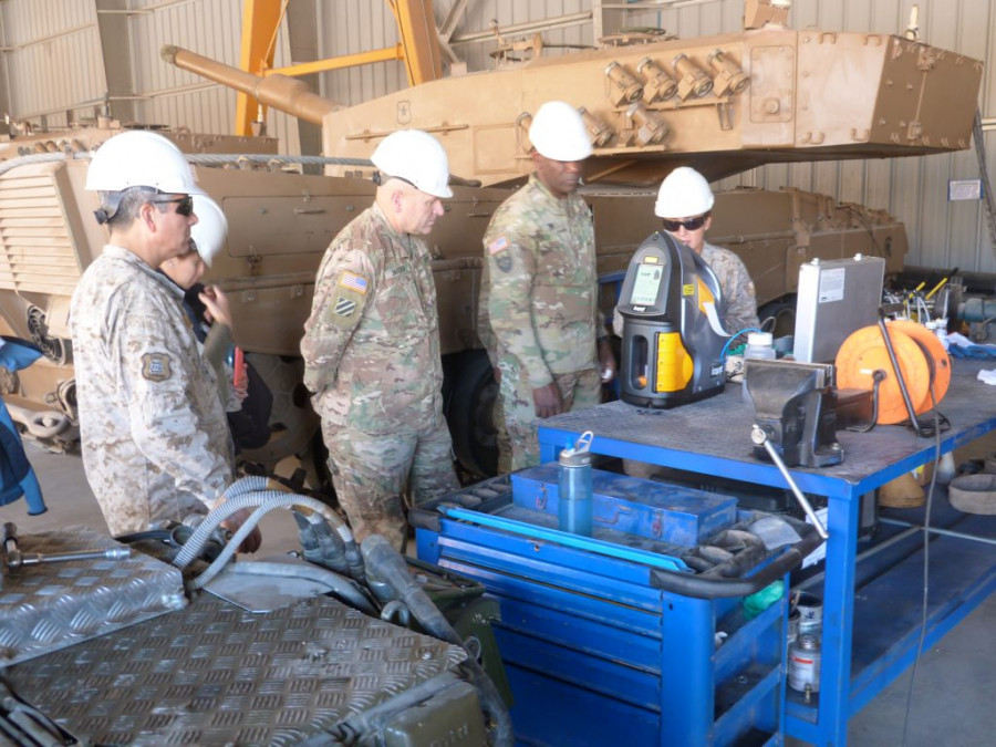 Personal del Mando de Desarrollo de Capacidades de Combate del Ejército de Estados Unidos en una visita realizada en 2017 al Centro de Mantenimiento Industrial Famae Pozo Almonte. Foto Famae