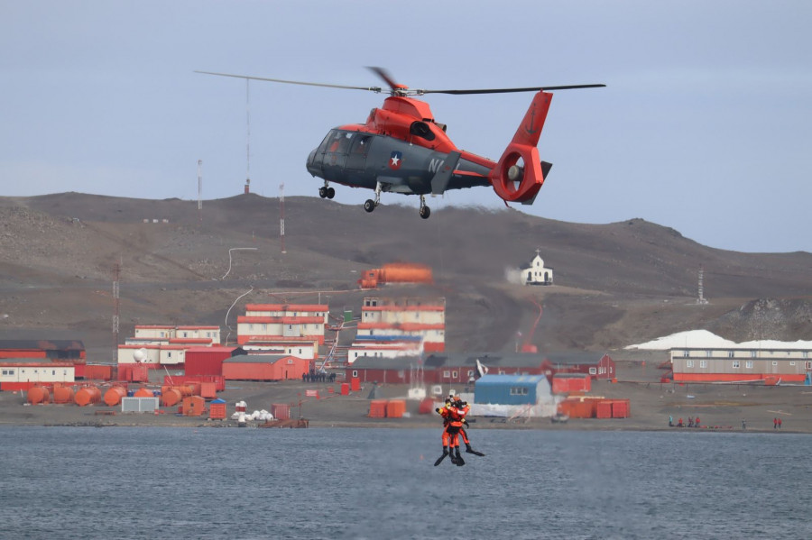 Ejercicio de rescate marítimo de helicóptero Airbus AS365 N2 Dauphin del Grupo Aeronaval Sur en la Antártica Foto Armada de Chile