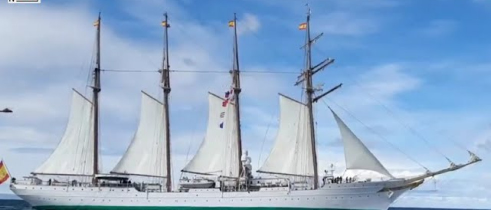 Cádiz despide al buque 'Juan Sebastián de Elcano'