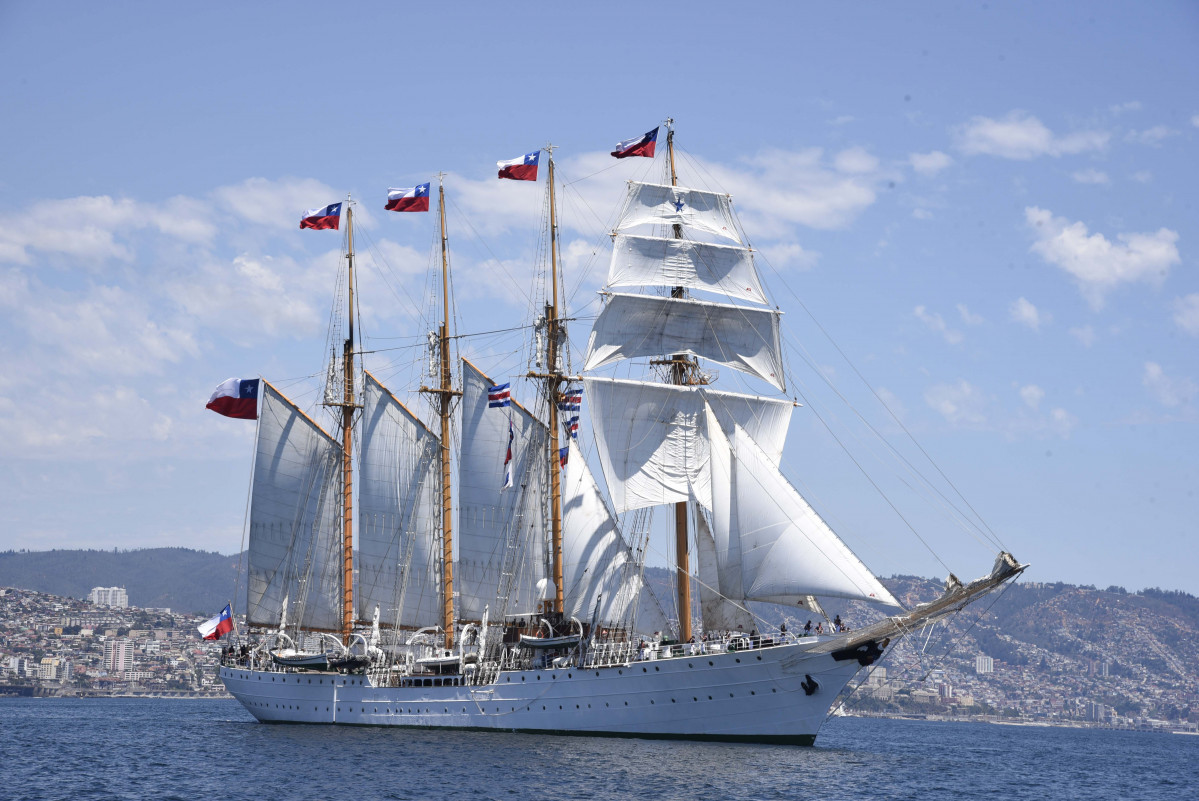 BE Esmeralda navegando a la altura de Viu00f1a del Mar Foto Armada de Chile