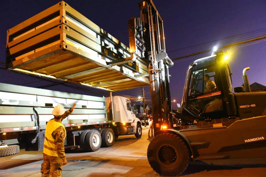 Proceso de carga del Hospital de Modular de Campaña en un camión del RLE  Bellavista Foto Ejército de Chile