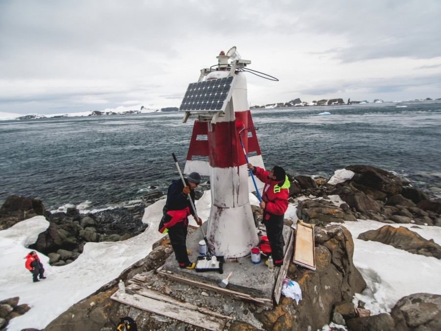 Mantenimiento de dispositivo de ayuda a la navegación en la Antártica Foto referencial Armada de Chile