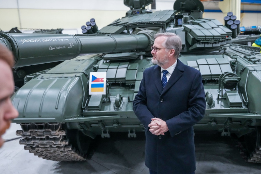 El primer ministro checo, Petr Fiala, ante un carro de combate T 72 modernizado de origen marroquí en el que ha escrito A los valientes defensores de Ucrania. Foto Excalibur Army