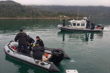 Lancha Defender PM 2515 de la Capitanía de Puerto Montt y bote Pumar 470, de la Capitanía de Puerto de Cochamó Foto Armada de Chile