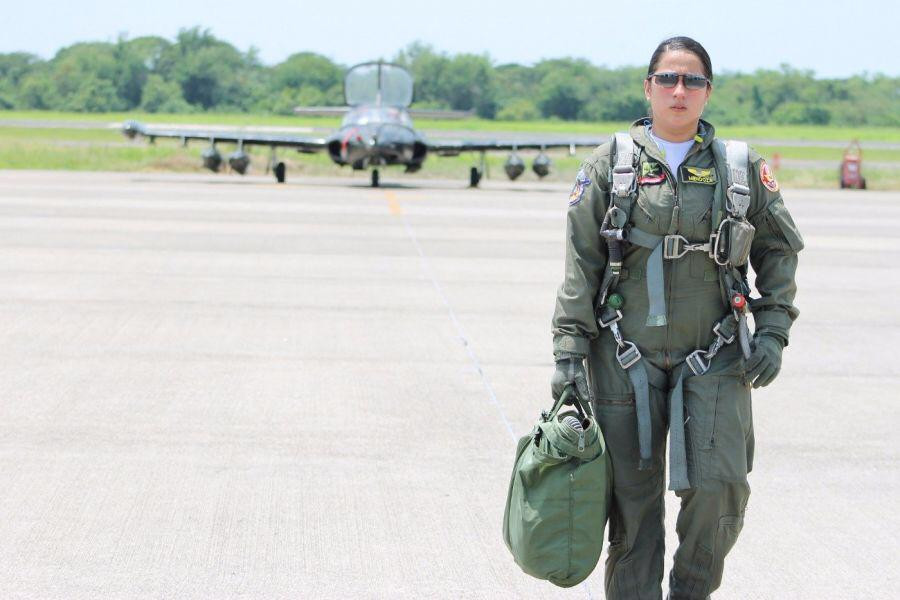 Capitán PA María Elena Mendoza Quan fue la primera mujer piloto en Centroamérica certificada para volar el Cessna A37 Dragonfly 2