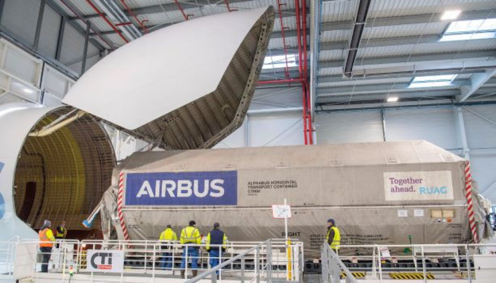 El satélite Inmarsat-6 F2 de Airbus llega a Florida para su lanzamiento