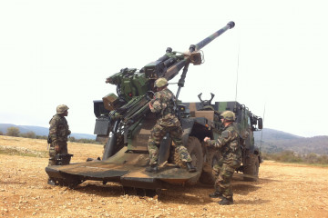Sistema de artillería Caesar 6x6 en accion. Foto Ginés Soriano Forte Infodefensa