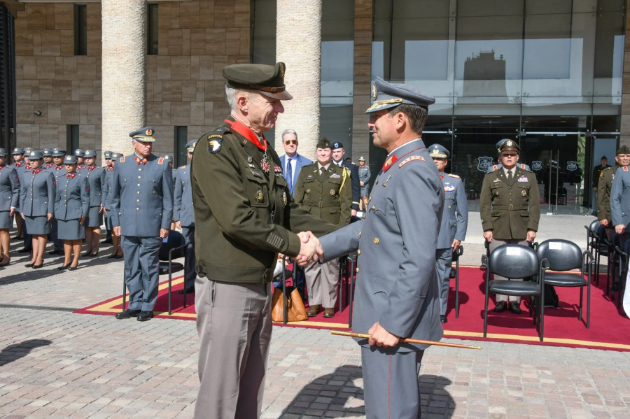 Entrega de condecoración a general McConville Foto Ejército de Chile