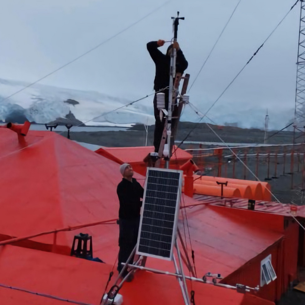 Instalación de estación meteorológica del programa de sensores latitudinales del Inach en la base antártica Arturo Prat Foto Armada de Chile