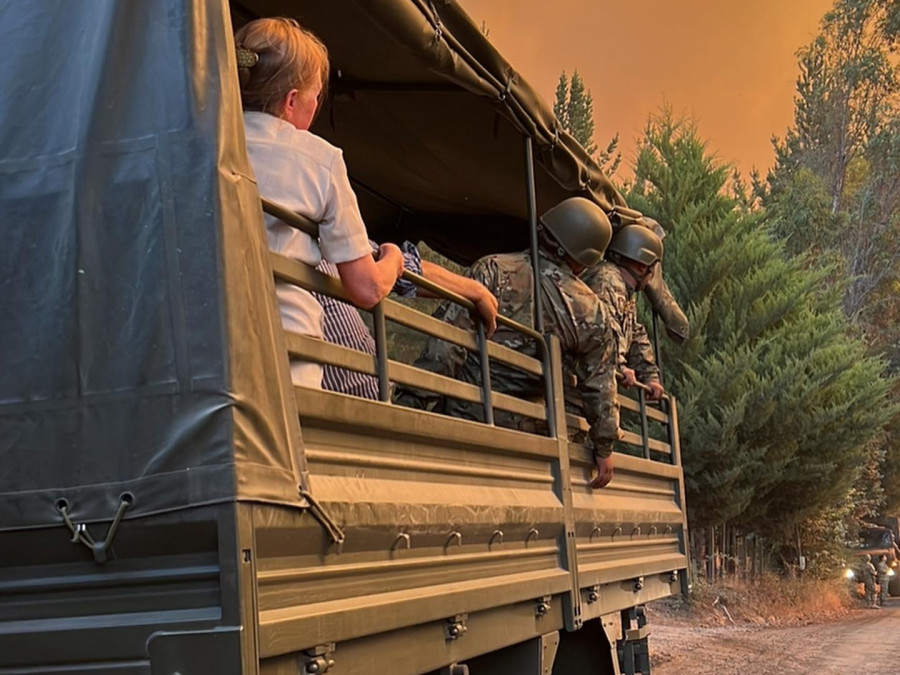 Personal del Regimiento Chacabuco evacúa a personas afectadas por incendio forestal en la comuna de Santa Juana Foto Ejército de Chile
