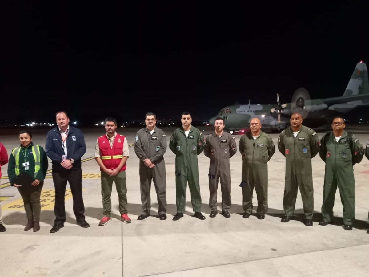 Tripulantes del  C 130 Hercules de la Fuerza Au00e9rea de Brasil en el aeropuerto Carriel Sur de Talcahuano Foto Conaf