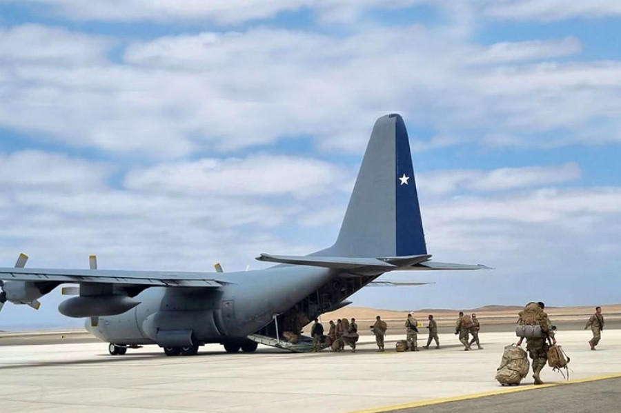 Traslado de tropas en avión Hercules Foto FACh
