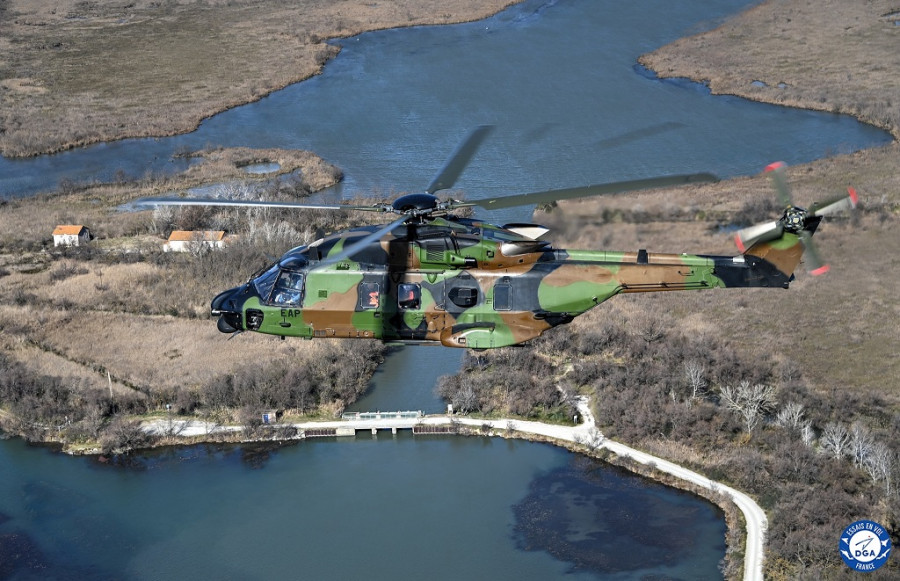 Helicóptero NH90 volando con combustible sostenible en uno de sus motores. Foto Safran