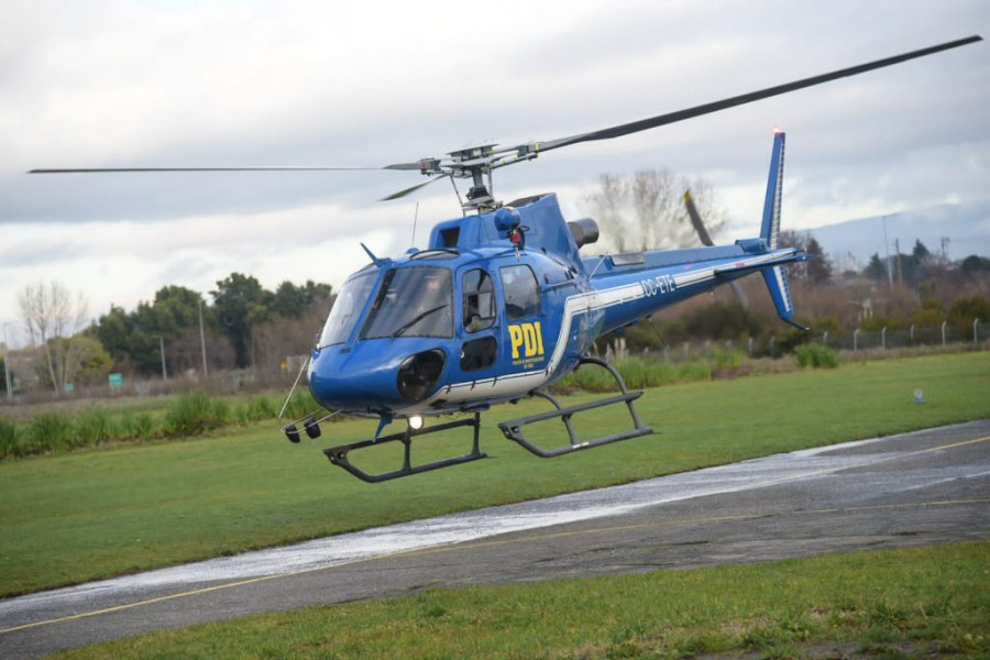 Helicóptero Airbus AS350B3 de la Brigada Aeropolicial en el aeródromo Las Marías de Valdivia Foto PDI