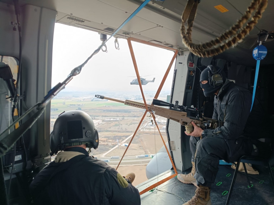 Tirador ezapac en un helicoptero nh90 del ejercito del aire